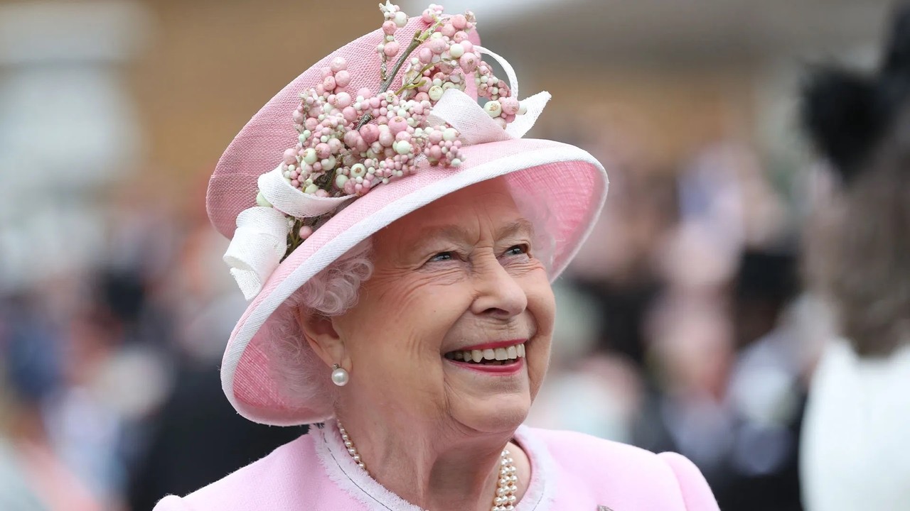 Queen Elizabeth II | Former Queen Of United Kingdom Image 1